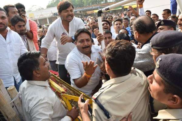 नामांकन कक्ष से पहले विस उपाध्यक्ष और पुलिस के बीच तू-तू मै-मै, देखें इन तस्वीरों में