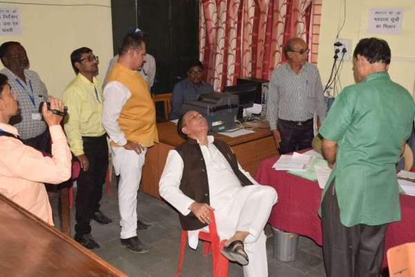 नामांकन कक्ष से पहले विस उपाध्यक्ष और पुलिस के बीच तू-तू मै-मै, देखें इन तस्वीरों में