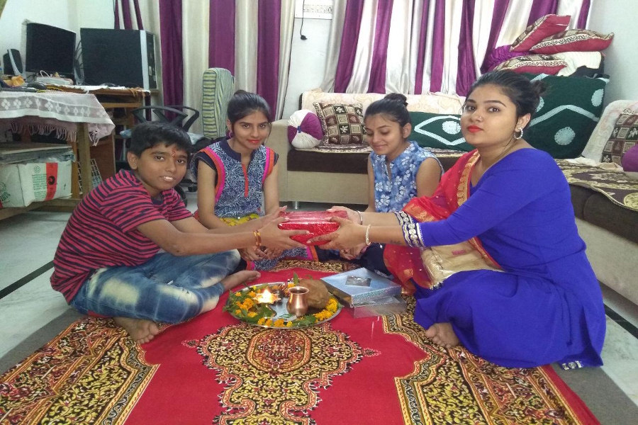 भाइयों को तिलक लगा की लंबी उम्र की कामना, जोधपुर में हर्षोल्लास से मनाया जा रहा भाईदूज पर्व