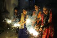 अमावस्या का दूर हुआ अंधियारा, दीयों से रोशन जहां सारा