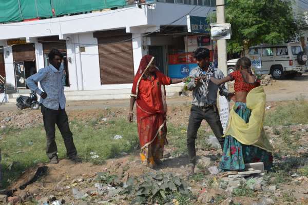 pics of drunk ladies fight on road