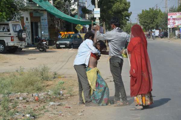 pics of drunk ladies fight on road