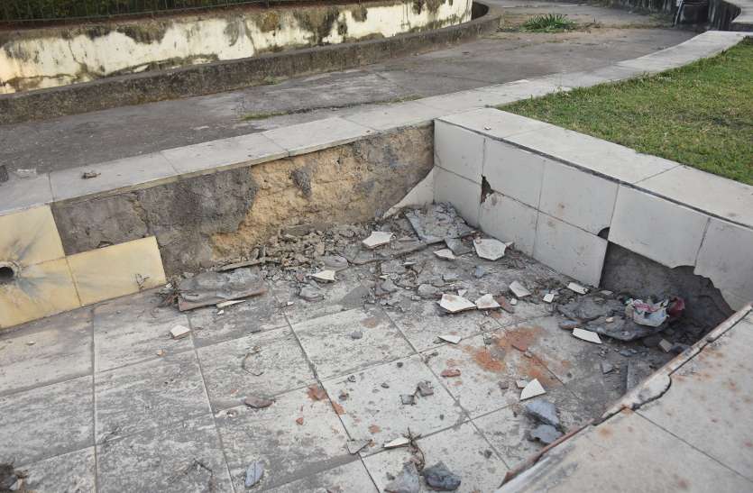टाइल्स भी लगाया गया था वह भी पूरी तरह से उखड गया।