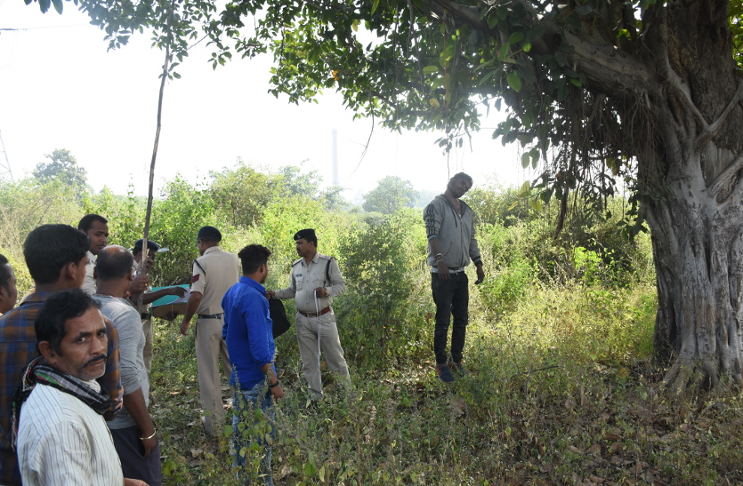 बेलगरी बस्ती के पास बरगद पेड़ पर युवक की लटकती लाश को देखकर परिजनों के उड़ गए होश