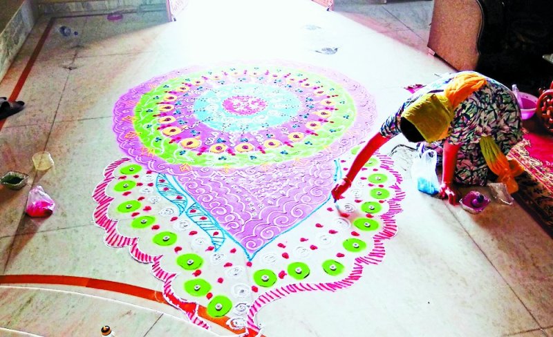 Ganesha-Lakshmi worshiped at home, burnt to happiness