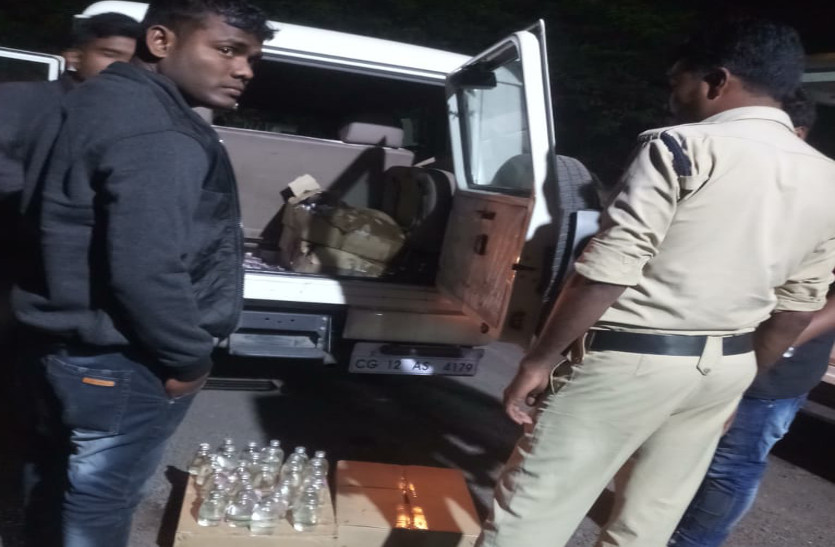 राजनीतिक दल चुनाव जीतने अपना रहे हथकंडे, पुलिस ने एक बोलेरो से चार पेटी देशी शराब किया जब्त