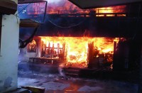 दुकान के धू-धूकर जलते हुए देख वहां लोगों की भीड़ एकत्रित