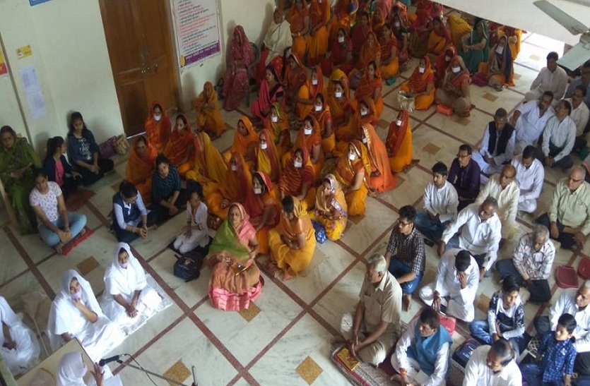 तुलसी की जयंती मनाते श्रद्धालु।