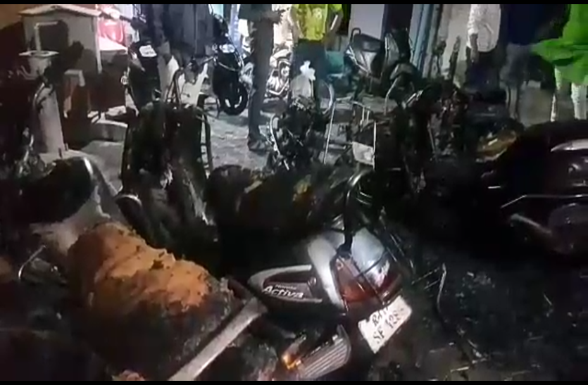 Eight two wheelers burt near police station