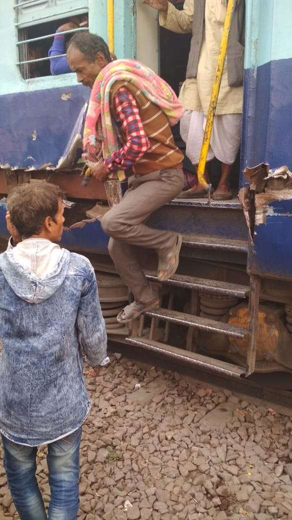 टक्कर के बाद उतरते यात्री