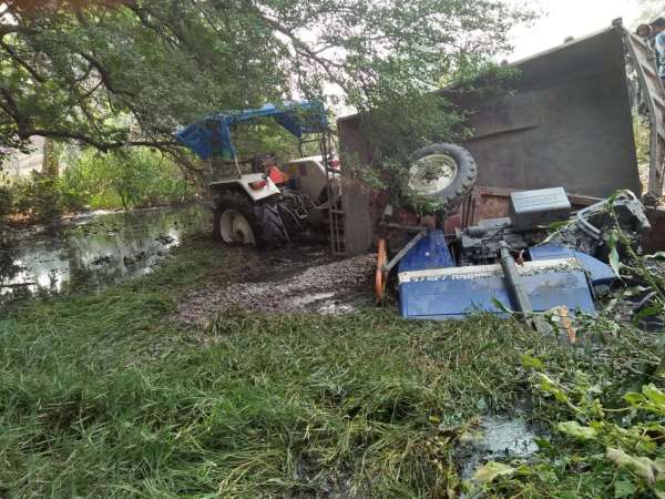 टक्कर के बाद ट्रैक्टर के परखच्चे उड़ गए, खंती में पड़ा ट्रैक्टर ट्राली