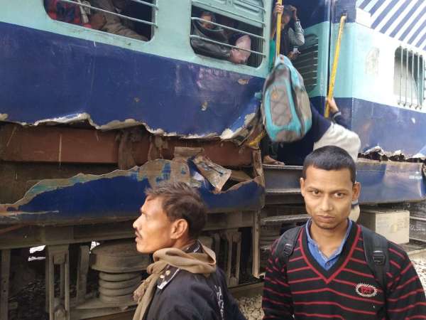 टक्कर के बाद मौके पर मची अफरा-तफरी, यात्रियों में हड़कंप