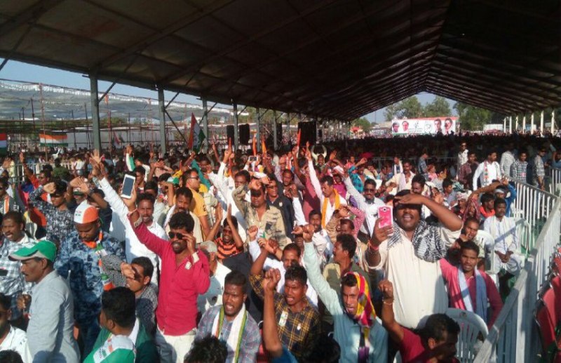 मंच संभालते ही मोदी को घेरा