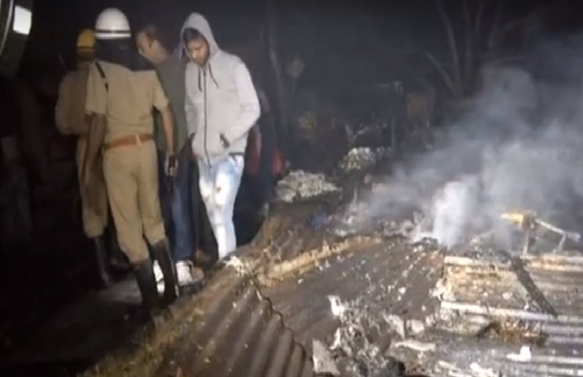 VIDEO: दिल्ली के रोहिणी में लगी भीषण आग, सैकड़ों झुग्गियां जलकर खाक