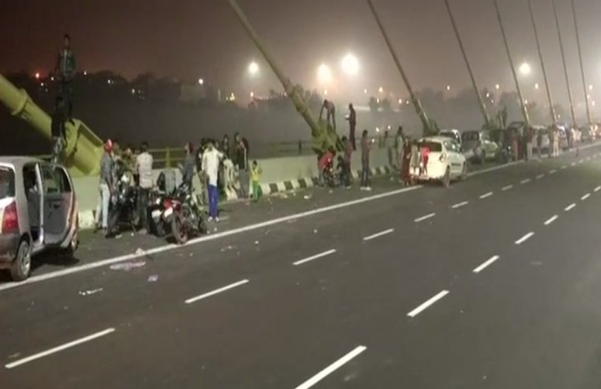 दिल्ली: पिकनिक स्पॉट बना सिग्नेचर ब्रिज, लोगों ने जमकर उड़ाई कानूनी की धज्जियां