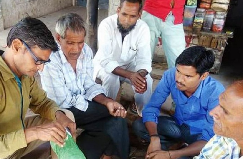 तरीका बताते हुए कृषि पर्यवेक्षक।