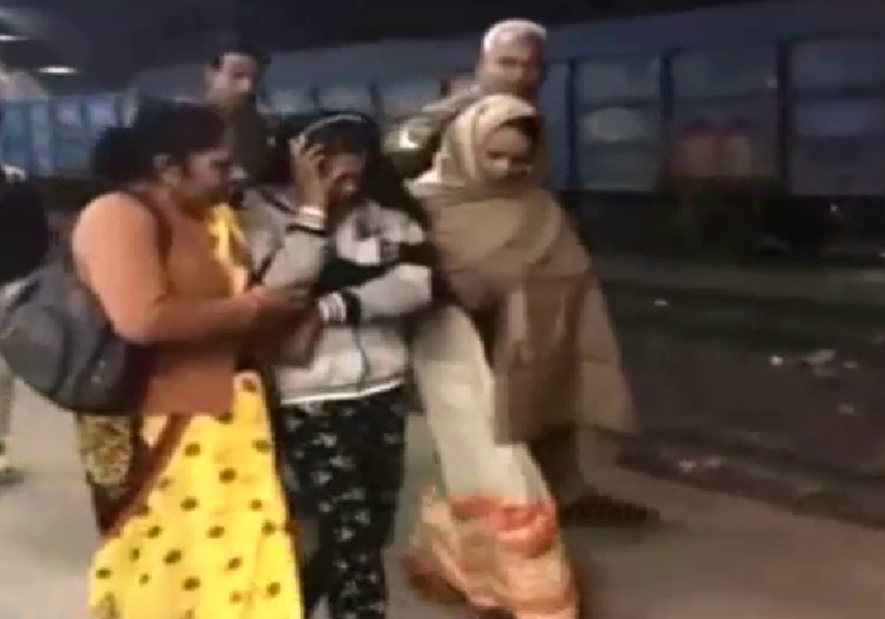 बकरी बेचे जाने से दुखी लड़की मां-बाप को छोडकर घर से हो गई फरार, देखें वीडियो