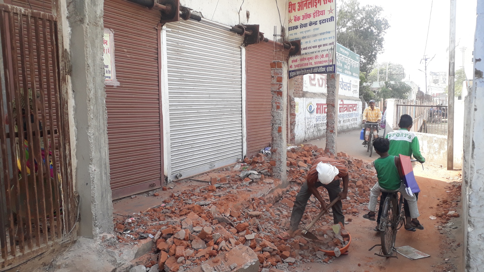 broke the government wall in front of Anjuman school, anjuman kameti, itarsi, sadar rubeen khan, asif khan, wakf bord itarsi