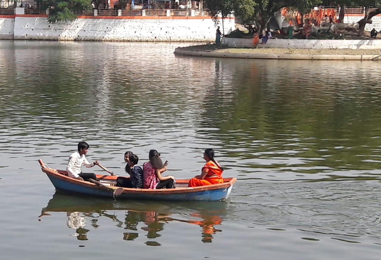 Boating for tourists without any security at Tapti lake