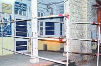 कार्यालय के बाहर लगे बेरिकेट्स।