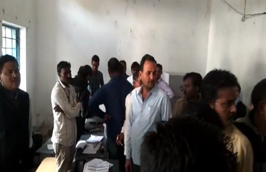 Chhattisgarh Election Live Update: बीजापुर के मतदान क्रमांक 166 के वीवीपैड मशीन में आई खराबी, देर से शुरू हुई वोटिंग