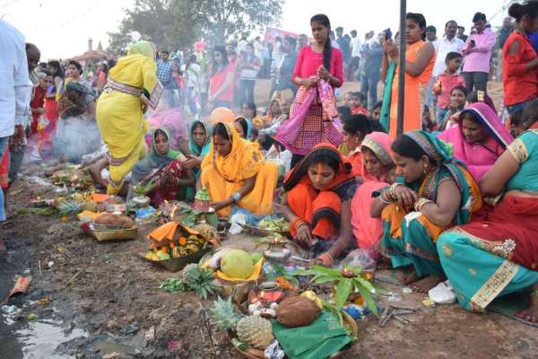 डूबते सूरज को अघ्र्य देकर छठ माई से मांगी परिवार की सुख समृद्धि, देखें इन तस्वीरों में