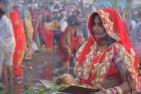 डूबते सूरज को अघ्र्य देकर छठ माई से मांगी परिवार की सुख समृद्धि, देखें इन तस्वीरों में