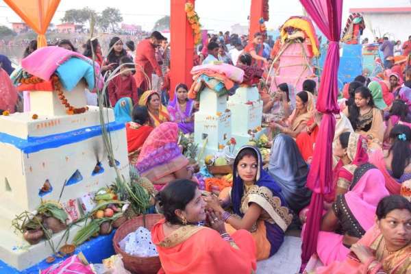 डूबते सूरज को अघ्र्य देकर छठ माई से मांगी परिवार की सुख समृद्धि, देखें इन तस्वीरों में