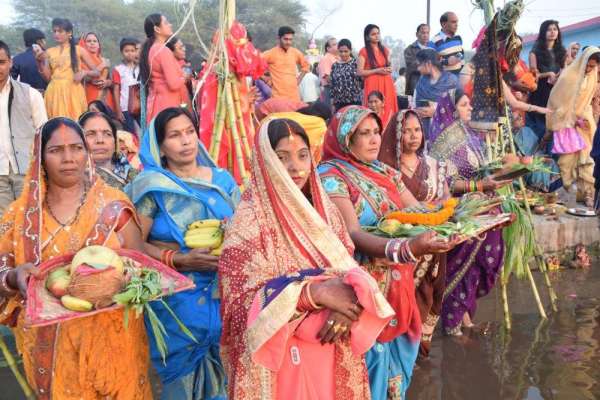 डूबते सूरज को अघ्र्य देकर छठ माई से मांगी परिवार की सुख समृद्धि, देखें इन तस्वीरों में