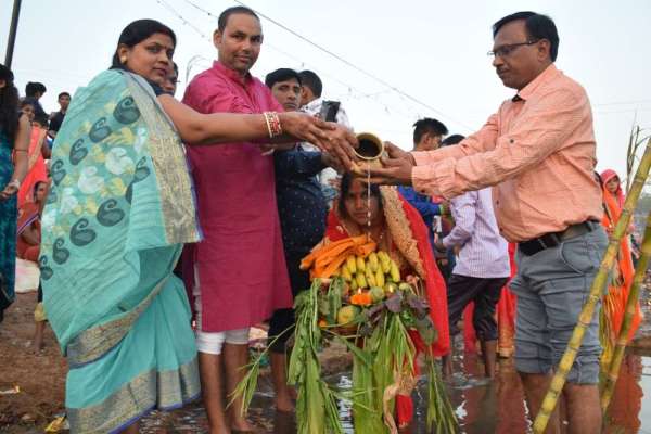 डूबते सूरज को अघ्र्य देकर छठ माई से मांगी परिवार की सुख समृद्धि, देखें इन तस्वीरों में