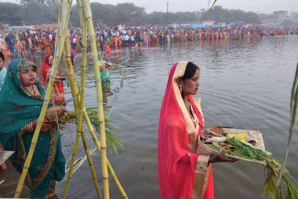 डूबते सूरज को अघ्र्य देकर छठ माई से मांगी परिवार की सुख समृद्धि, देखें इन तस्वीरों में
