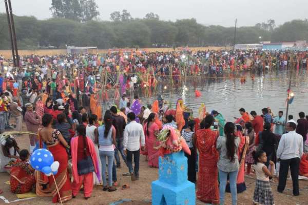 डूबते सूरज को अघ्र्य देकर छठ माई से मांगी परिवार की सुख समृद्धि, देखें इन तस्वीरों में