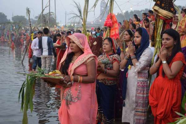 डूबते सूरज को अघ्र्य देकर छठ माई से मांगी परिवार की सुख समृद्धि, देखें इन तस्वीरों में