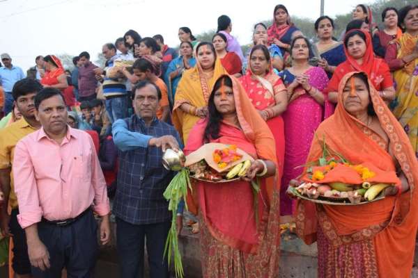 डूबते सूरज को अघ्र्य देकर छठ माई से मांगी परिवार की सुख समृद्धि, देखें इन तस्वीरों में