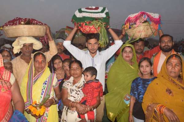 डूबते सूरज को अघ्र्य देकर छठ माई से मांगी परिवार की सुख समृद्धि, देखें इन तस्वीरों में