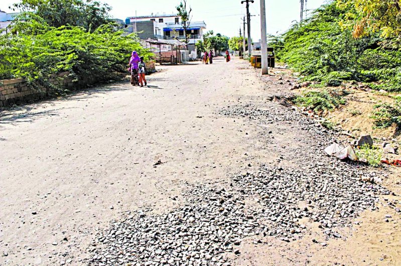 सालों बाद सड़क स्वीकृत, कार्य शुरू कर छोड़ दी अधूरी