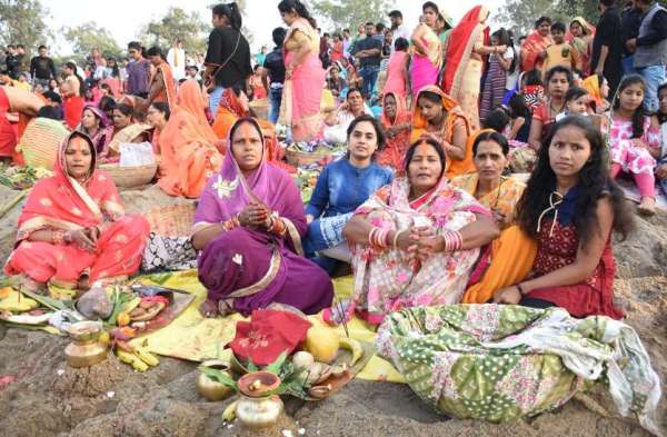 शहर व उपनगरीय इलाके के छठ घाट परं व्रतियों ने दिया सूर्य को अघ्र्य