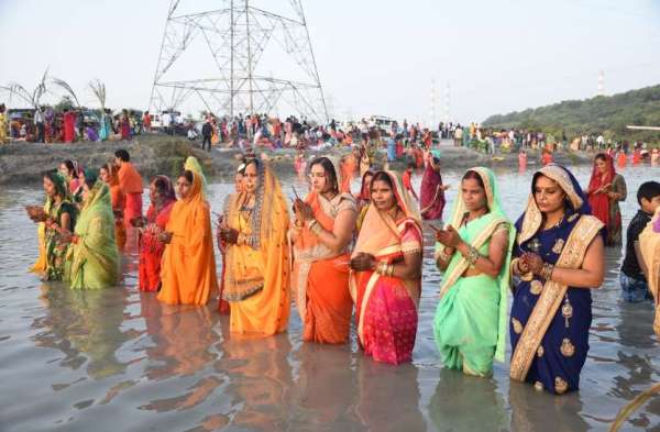 शहर व उपनगरीय इलाके के छठ घाट परं व्रतियों ने दिया सूर्य को अघ्र्य
