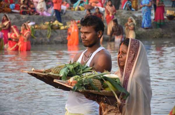 शहर व उपनगरीय इलाके के छठ घाट परं व्रतियों ने दिया सूर्य को अघ्र्य