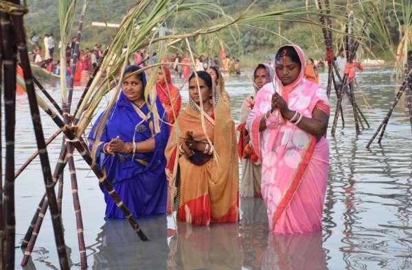 शहर व उपनगरीय इलाके के छठ घाट परं व्रतियों ने दिया सूर्य को अघ्र्य
