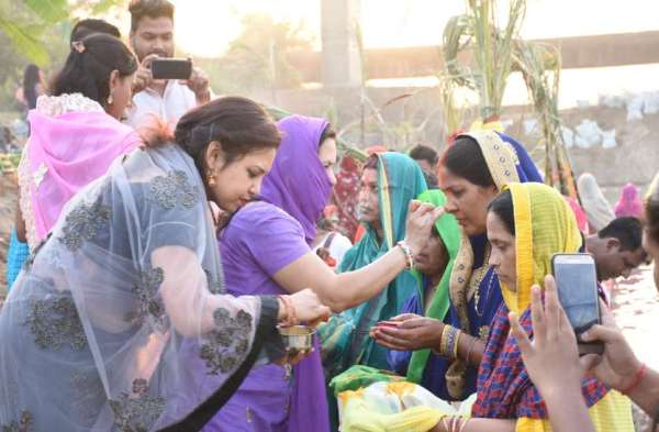 शहर व उपनगरीय इलाके के छठ घाट परं व्रतियों ने दिया सूर्य को अघ्र्य