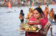 शहर व उपनगरीय इलाके के छठ घाट परं व्रतियों ने दिया सूर्य को अघ्र्य