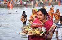 शहर व उपनगरीय इलाके के छठ घाट परं व्रतियों ने दिया सूर्य को अघ्र्य