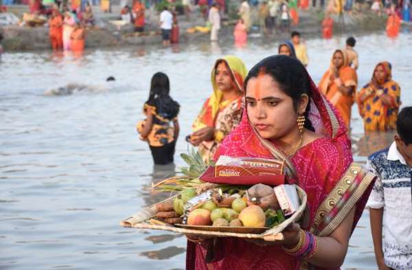 शहर व उपनगरीय इलाके के छठ घाट परं व्रतियों ने दिया सूर्य को अघ्र्य