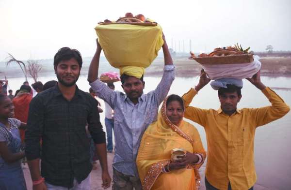 शहर व उपनगरीय इलाके के छठ घाट परं व्रतियों ने दिया सूर्य को अघ्र्य