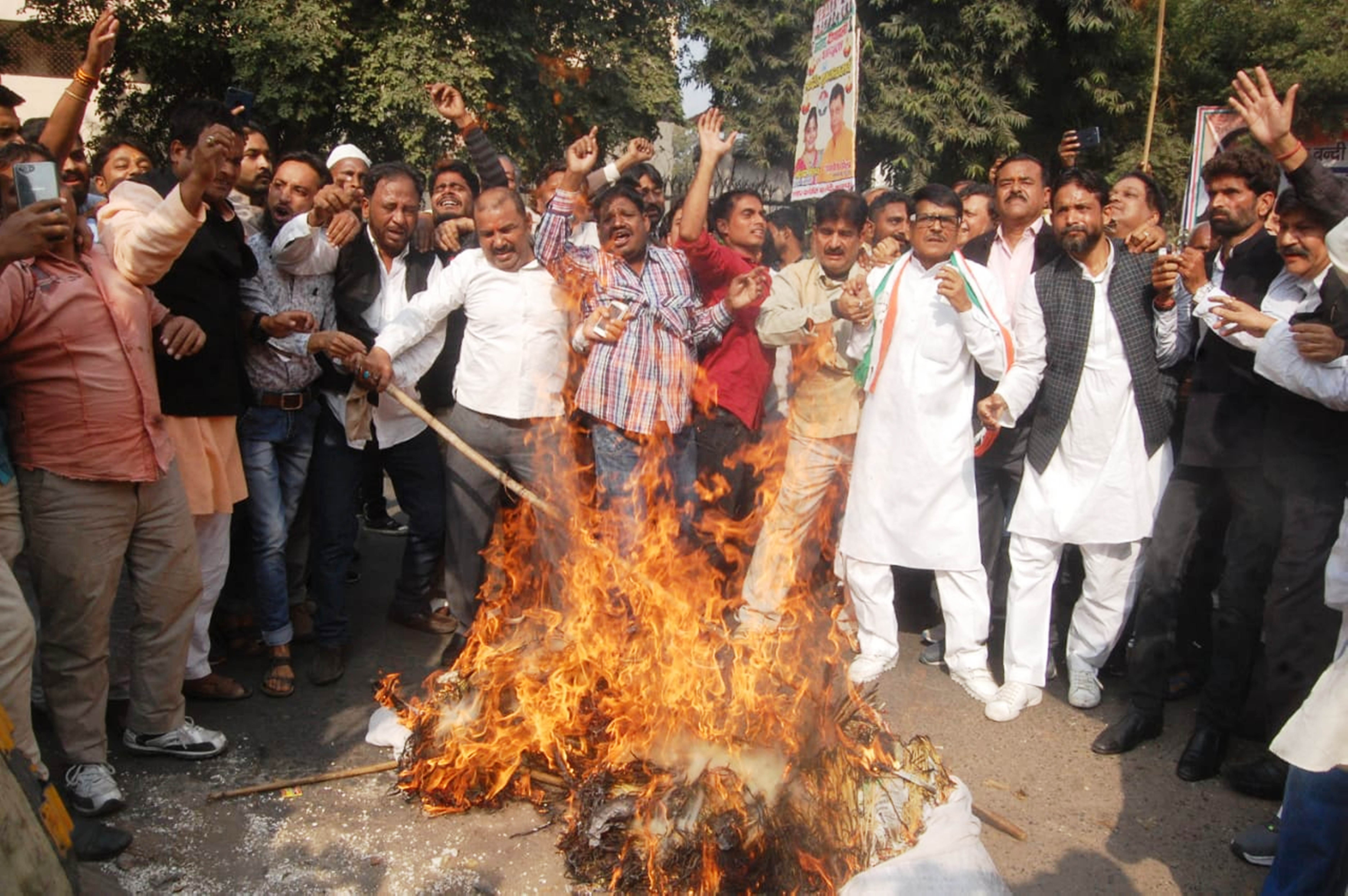 congress leaders protest in rbi agianst complete 2 year demonetisation
