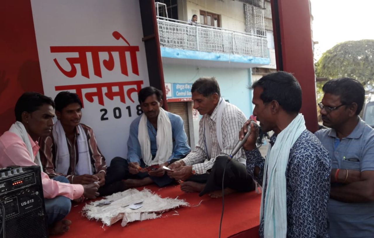 शुद्ध का युद्ध अभियान : नुक्कड़ नाटक में बताया फेक न्यूज से दूर रहें, सत्यता की करें जांच