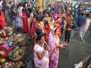 आस्था के जल में लगी श्रद्धा की डुबकी, अर्पण किया पहला अघ्र्य, उगते सूरज को कल देंगे अघ्र्य