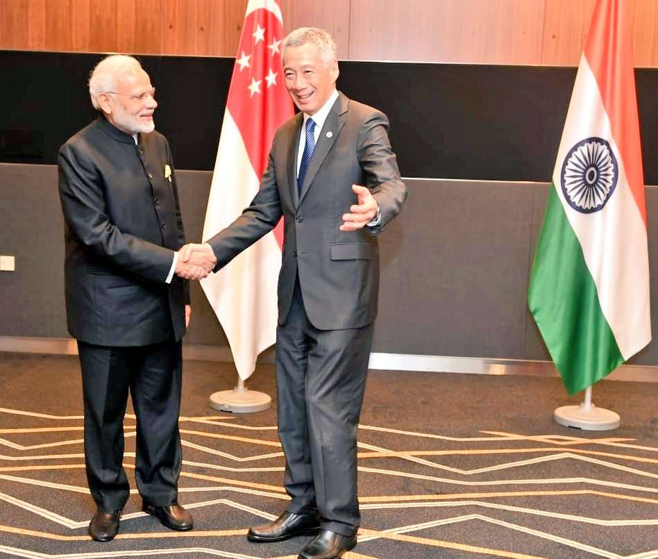 PM Modi meets Prime Ministers of Singapore