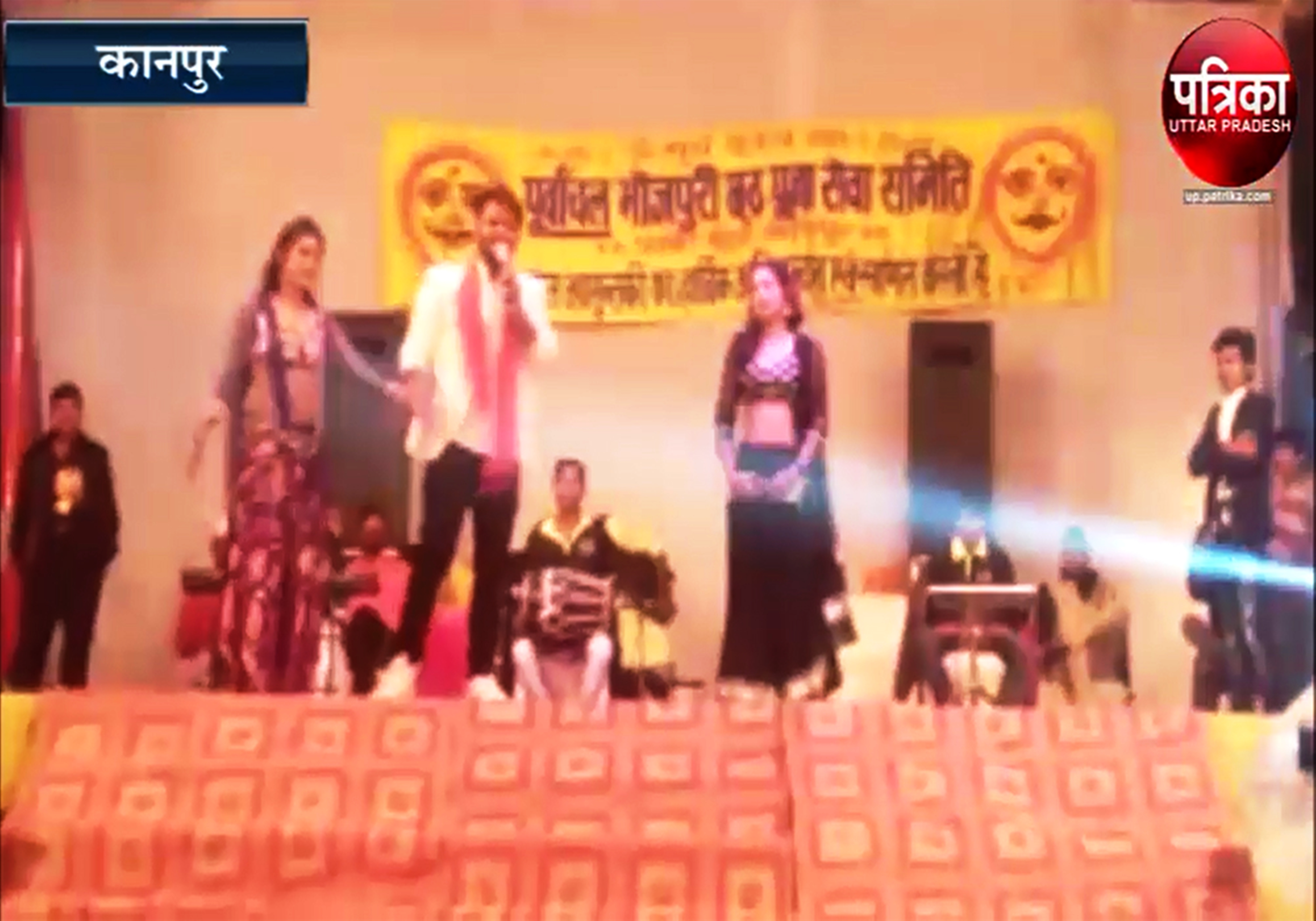 सीएम योगी आदित्यनाथ के आदेश की उड़ी धज्जियां, छठ पूजा पर बार बलाओं ने लगाए ठुमके